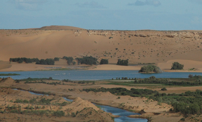 Water en zandduinen bij Laayoune