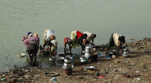 Wassen in de rivier bij Djenné