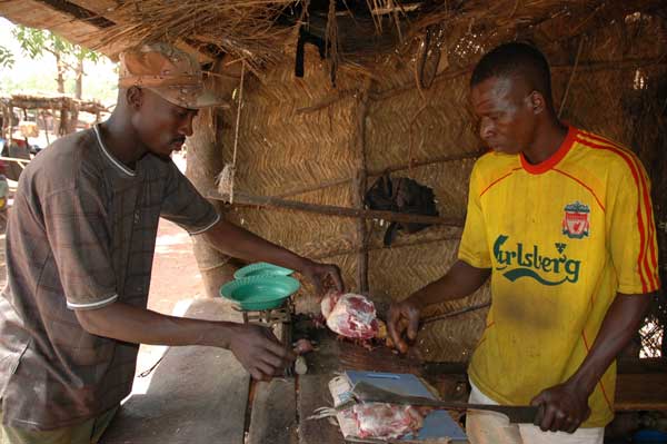 Vlees kopen bij een slager onderweg