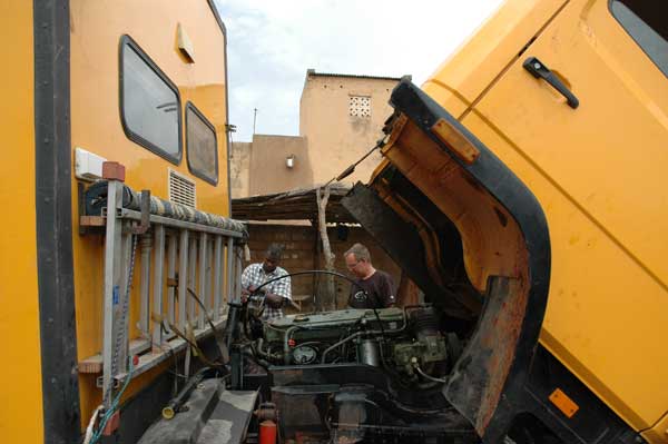 Reparatie van de truck in Kayes