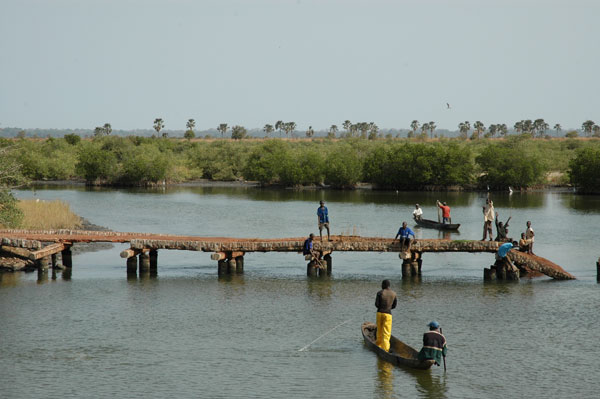 Water met oude brug in de Casamance