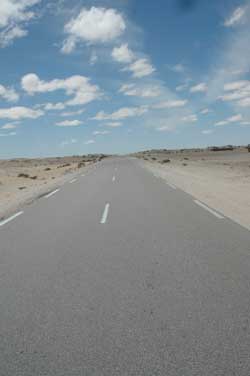 De weg van Nouakchott naar Nouadhibou.