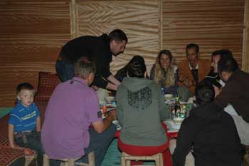 Gezamenlijk eten bij Auberge des Nomades du Sahara20.