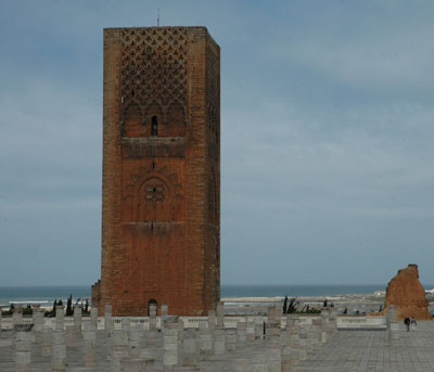 De niet-afgemaakte Hassan toren bij de moskee ontworpen door Yacoub el-Mansour