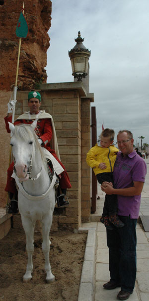 Martijn en Hugo op de foto met een bewaker van het mausoleum