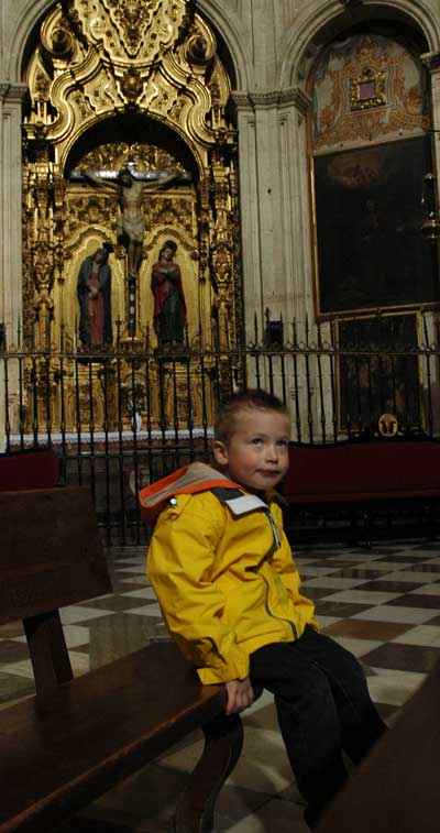 Hugo oogt Katholiek in de kathedraal van Granada
